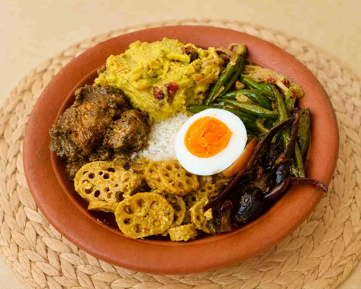 Creamy srilankische lotus root curry serving